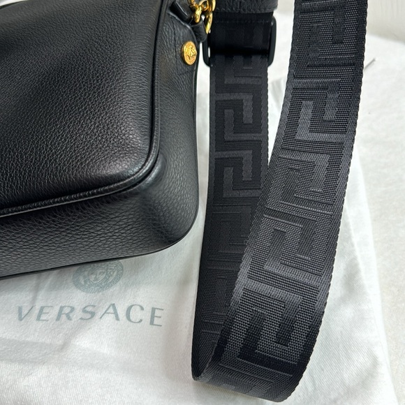 VERSACE NEW BLACK GOLD PEBBLE LEATHER MEDUSA UNISEX SHOULDER / CROSSBODY BAG - Picture 7 of 16